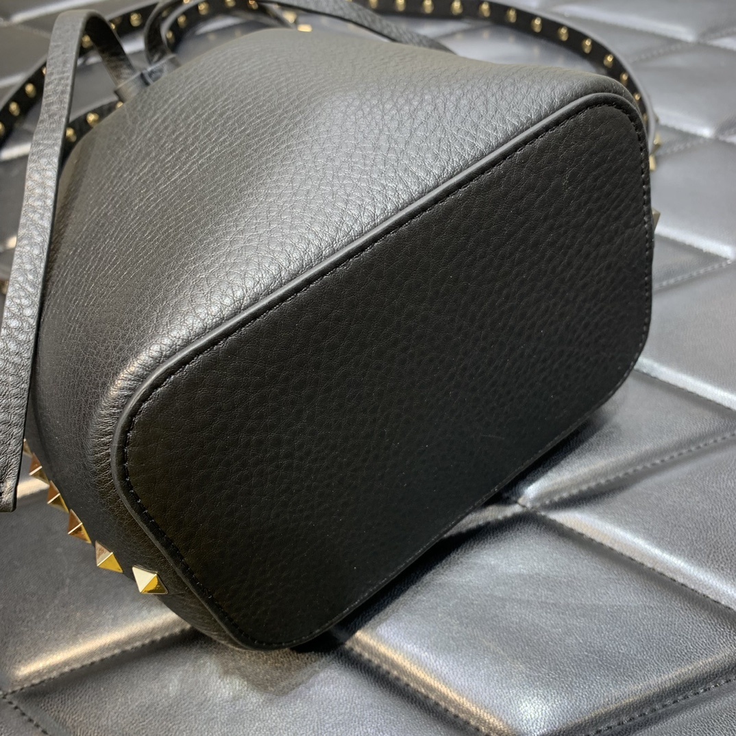 Valentino Garavani Rockstud Bucket Bag in Black Grainy Calfskin